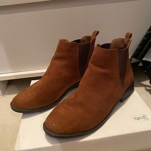 Super comfortable booties for fall or summer. Size 8 US.